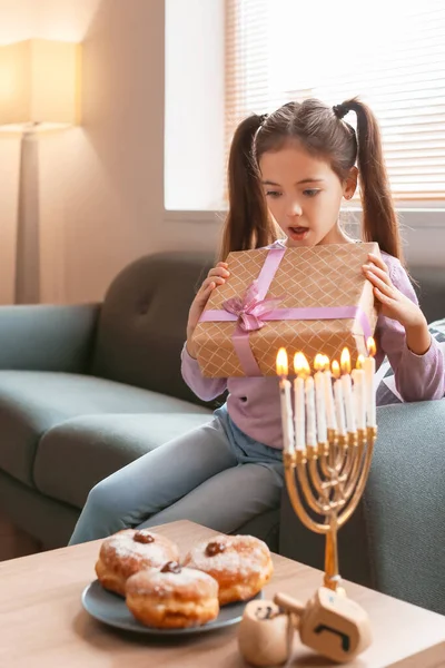 Feliz Niña Celebrando Hannukah Casa —  Fotos de Stock