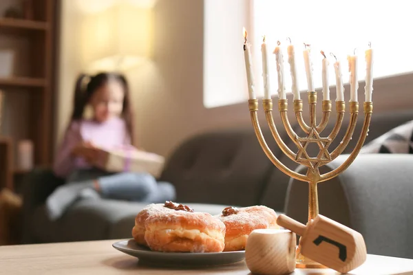 Menorah Dreidels Donuts Mesa Menina Feliz Comemorando Hannukah Casa — Fotografia de Stock