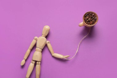 Renkli arkaplanlı kahve ile yaratıcı kompozisyon