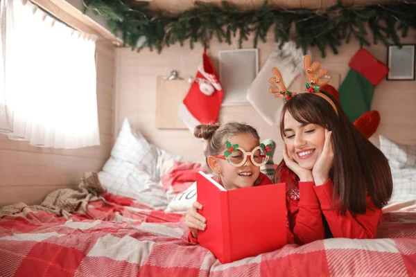 Menina Feliz Com Livro Leitura Mãe Motorhome Véspera Natal — Fotografia de Stock