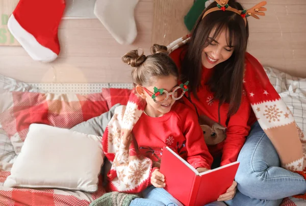 Happy Girl Mother Reading Book Motorhome Christmas Eve — Stock Photo, Image