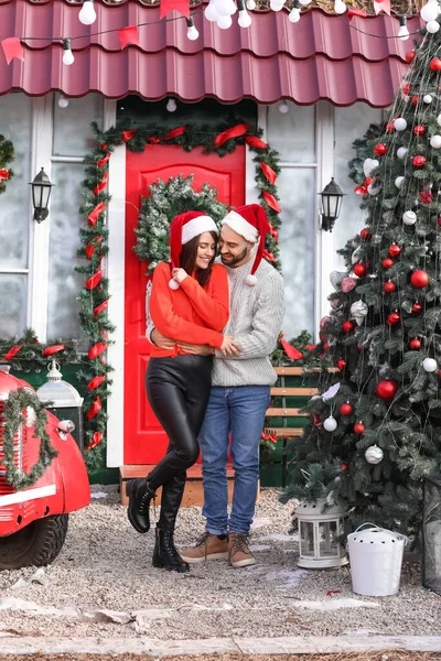 Glückliches Paar Der Nähe Des Weihnachtlich Geschmückten Hauses — Stockfoto