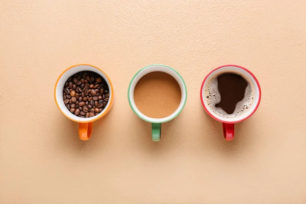 Tazas Café Caliente Frijoles Sobre Fondo Color — Foto de Stock