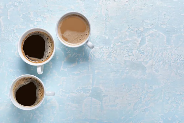 Bekers Met Hete Koffie Kleur Achtergrond — Stockfoto