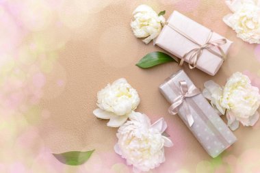 Arkaplanda hediye kutuları ve güzel çiçekler