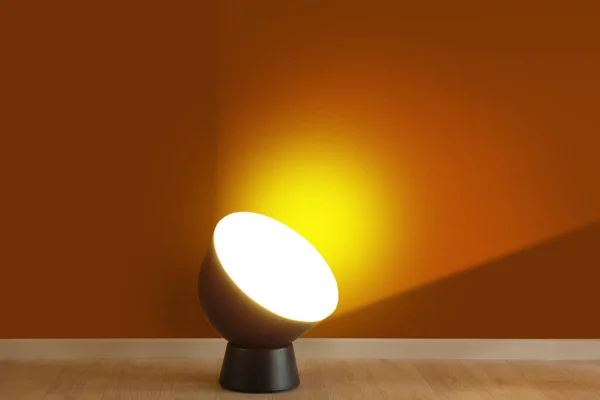 Lámpara Brillante Para Estudio Fotográfico Cerca Pared Color — Foto de Stock