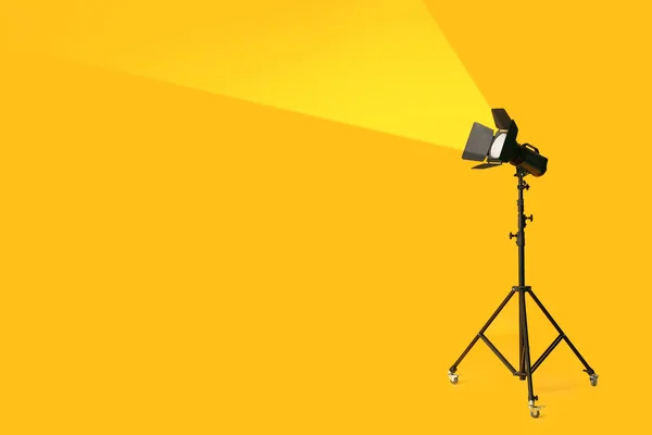 黄色の背景に写真スタジオのための近代的な照明器具 — ストック写真