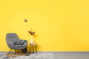 Oturma odasının içi rahat.