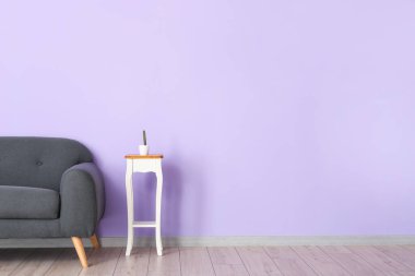 Odanın duvarına yakın masalı kanepe