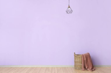 Renkli duvarın yanında ekoseli hasır sepet.