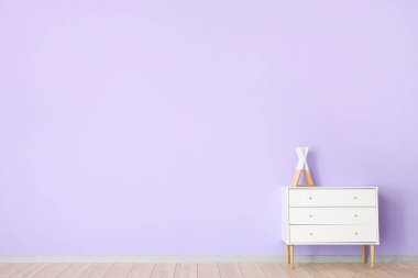 Renkli duvarın yanındaki çekmeceler.