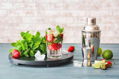 Masada bir bardak lezzetli çilekli mojito.