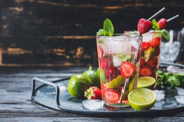 Masada taze çilekli mojito bardakları