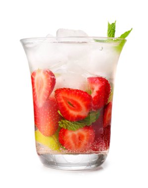 Beyaz arka planda bir bardak lezzetli çilekli mojito.