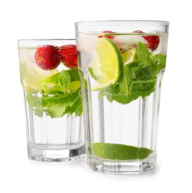 Beyaz arka planda taze çilekli mojito bardakları.