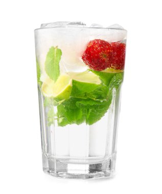 Beyaz arkaplanda mojito bardağı