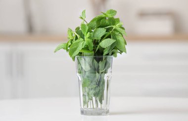 Mutfaktaki masada taze naneli bardak.