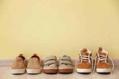 Renk duvarına yakın çocuk ayakkabıları