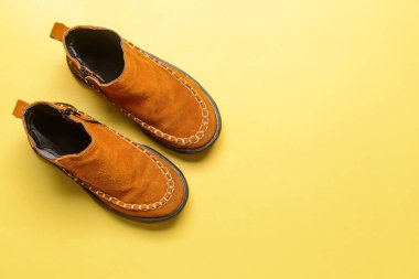 Renkli arka planda çocuk ayakkabıları