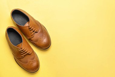 Renkli arka planda küçük çocuk ayakkabıları