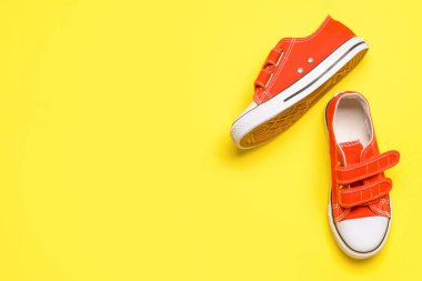 Renkli arka planda çocuk ayakkabıları