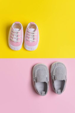 Renkli arka planda bebek ayakkabıları