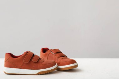 Hafif arka planda çocuk ayakkabıları