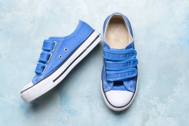 Hafif arka planda çocuk ayakkabıları