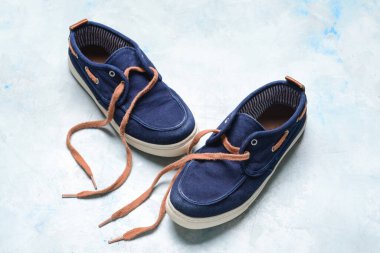 Hafif arka planda küçük çocuk ayakkabıları