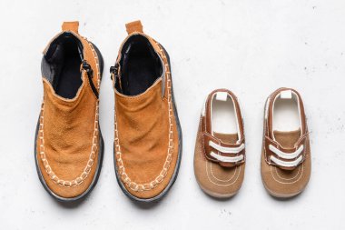 Beyaz arka planda çocuk ayakkabıları