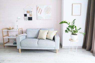 Kanepeli modern bir oda.