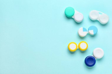 Renk arkaplan üzerinde kontak lensleri olan kaplar