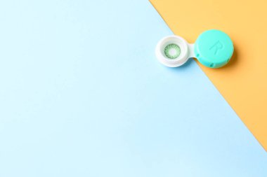 Renk arkaplanında kontak lensleri olan konteyner