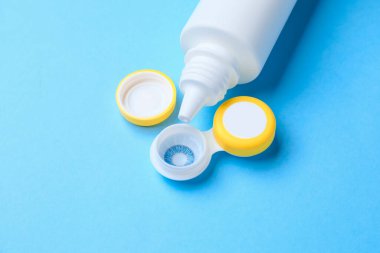 Renk arkaplanında kontak lensleri ve çözeltisi olan taşıyıcı