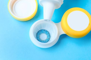 Renk arkaplanında kontak lensleri ve çözeltisi olan taşıyıcı