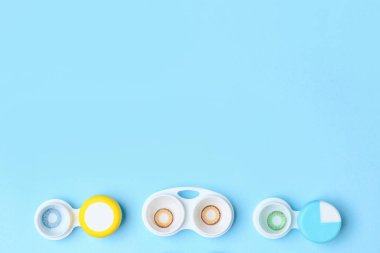 Renk arkaplan üzerinde kontak lensleri olan kaplar