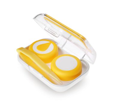 Beyaz arkaplanda kontakt lens ve cımbızla konteyner