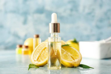 Masada limon yağı olan bir şişe.
