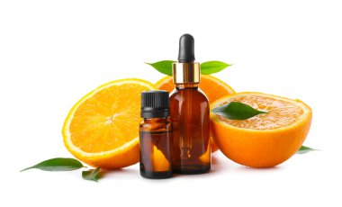 Beyaz arka planda turuncu esaslı yağlı şişeler