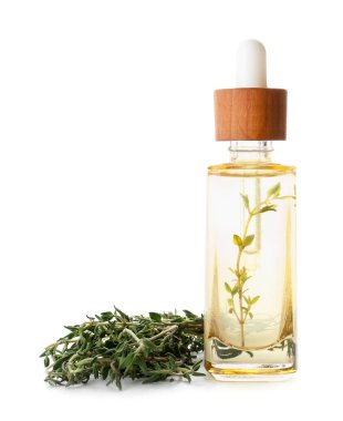 Beyaz arka planda kekik yağı ile birlikte şişe