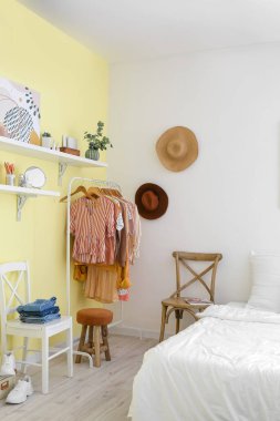 Gardırobu olan modern bir yatak odası.