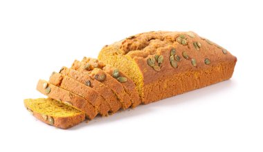 Beyaz arka planda lezzetli balkabağı turtası