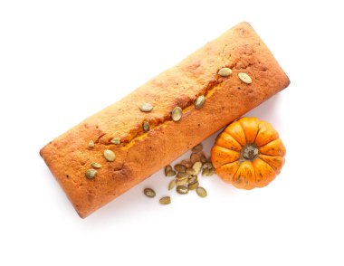 Beyaz arka planda lezzetli balkabağı turtası