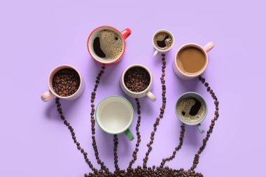 Renkli arkaplanlı kahve ile yaratıcı kompozisyon