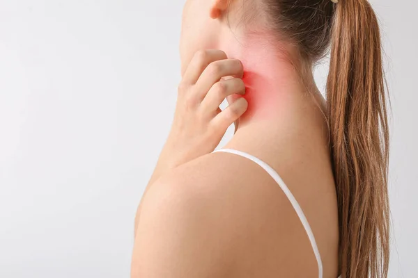 Ung Allergisk Kvinna Repar Sin Hud Mot Ljus Bakgrund — Stockfoto