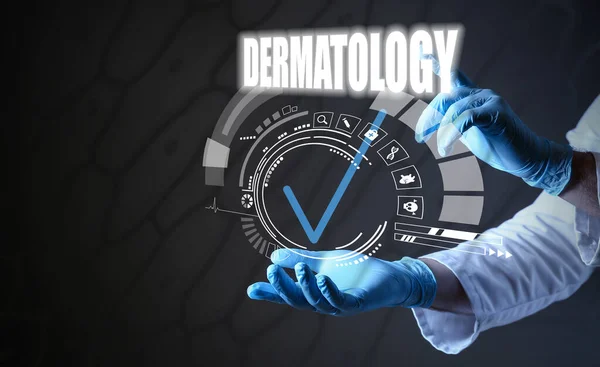 Dłonie Dermatologa Pomocą Wirtualnego Ekranu Ciemnym Tle — Zdjęcie stockowe