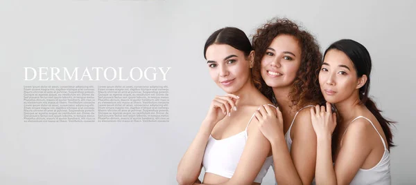 Piękne Młode Kobiety Przestrzeń Tekst Jasnym Tle Koncepcja Dermatologii — Zdjęcie stockowe