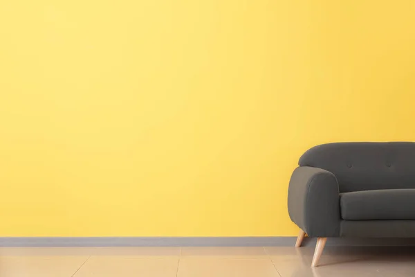Gemütliches Sofa Der Nähe Farbe Wand Zimmer — Stockfoto