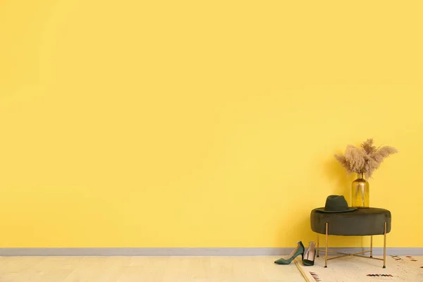 Stylish Pouf Color Wall Room — Stock Photo, Image