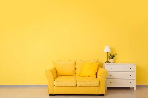 Acogedor Sofá Cómoda Cerca Pared Color Habitación — Foto de Stock